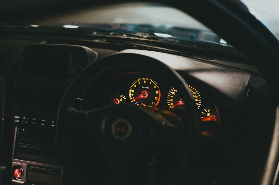 Finansal kontrol panelini inceleyen bir kullanıcı